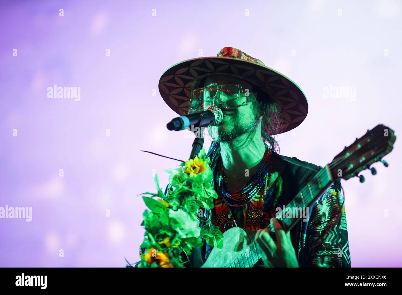 Sebastian Pringle della band indie folk e folktronica inglese-spagnola, Crystal Fighter, si esibisce dal vivo al festival musicale Vilar de Mouros 2024. Foto Stock