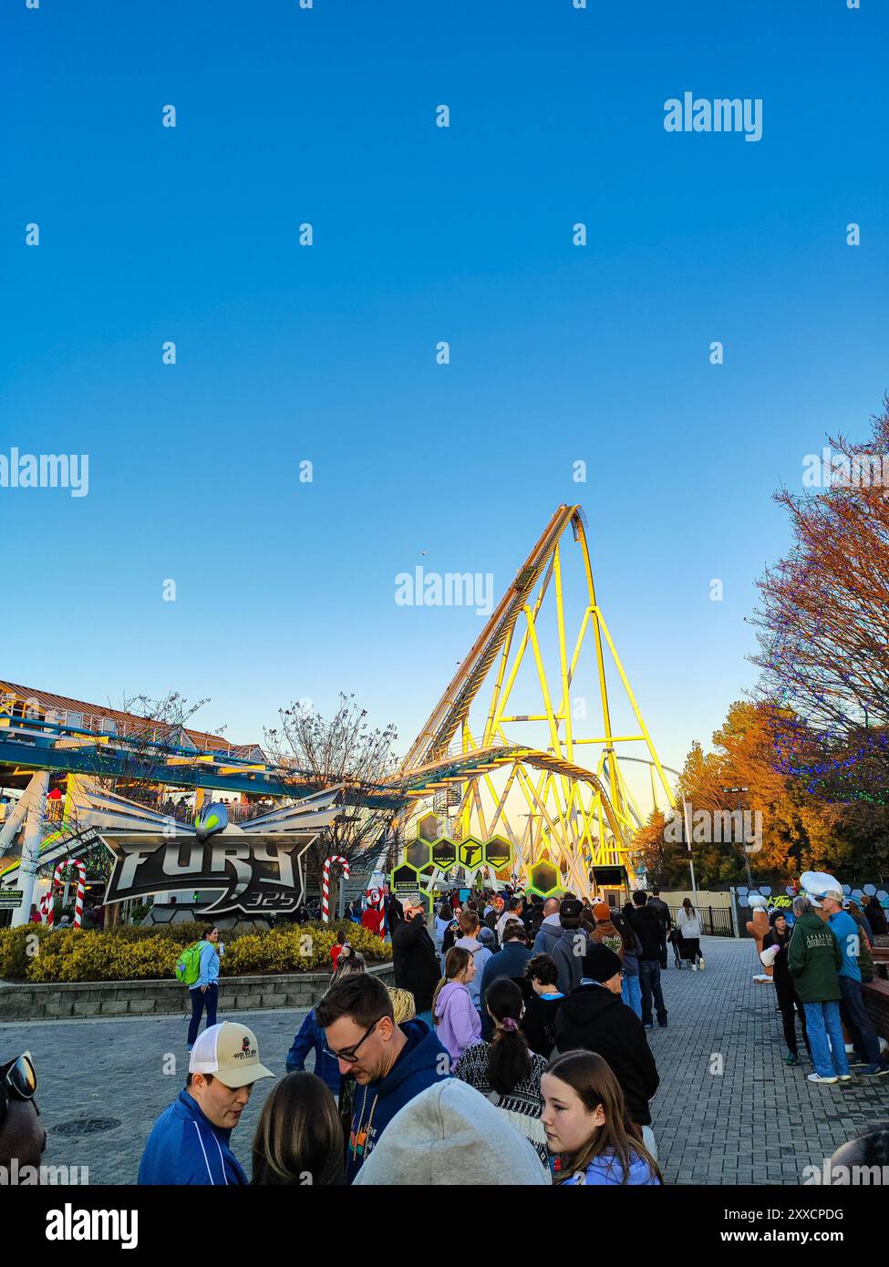 Charlotte, North Carolina - dicembre 28 2023: Giornata tipica al parco divertimenti Carowinds situato a Charlotte, North Carolina. Foto Stock