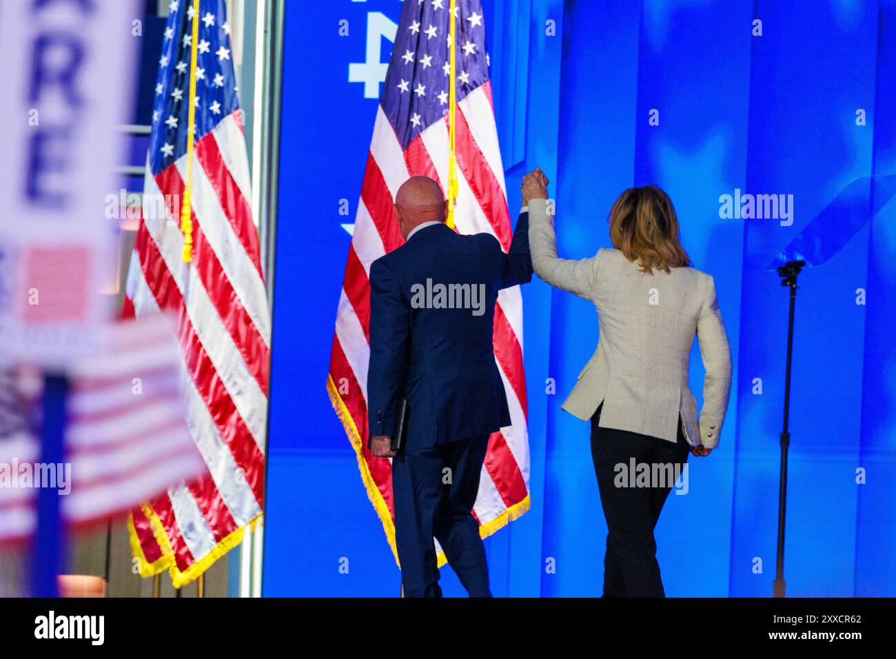 Chicago, Stati Uniti. 22 agosto 2024. CHICAGO, ILLINOIS - 22 AGOSTO: Gabrielle Giffords, ex membro della camera dei rappresentanti degli Stati Uniti, Arizona e senatore degli Stati Uniti Mark Kelly parlano durante il quarto giorno della Convention Nazionale Democratica (DNC) allo United Center il 22 agosto 2024 a Chicago, Illinois. Delegati, politici e sostenitori del partito democratico si stanno riunendo a Chicago, mentre l'attuale vicepresidente Kamala Harris viene nominata candidata presidenziale del suo partito. Il DNC si svolge dal 19 al 22 agosto. Crediti: Jeremy Hogan/Alamy Live News Foto Stock