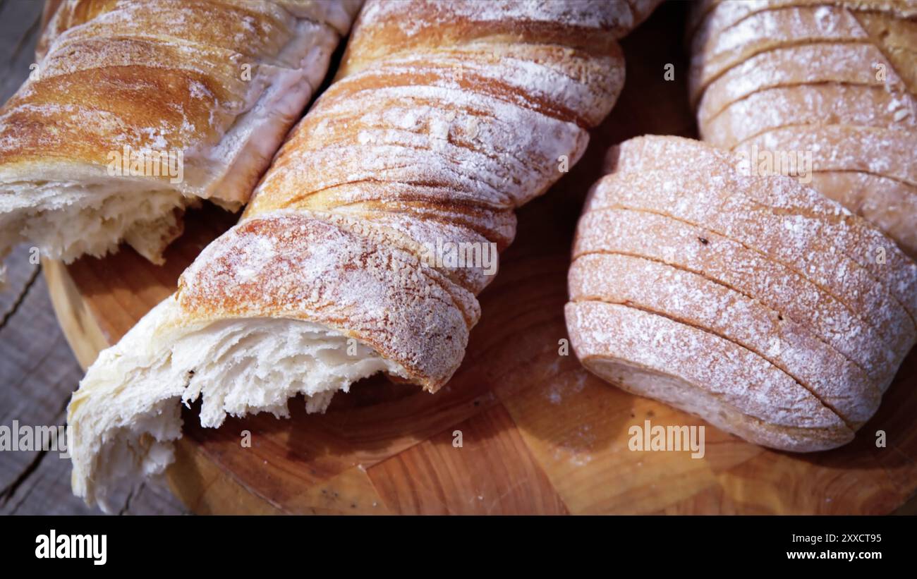 Varietà di pane a lievitazione naturale su una pagnotta di legno di pane artigianale. Pane fresco e fragrante sul tavolo. Concetto alimentare . Diversi tipi di pane. Foto Stock