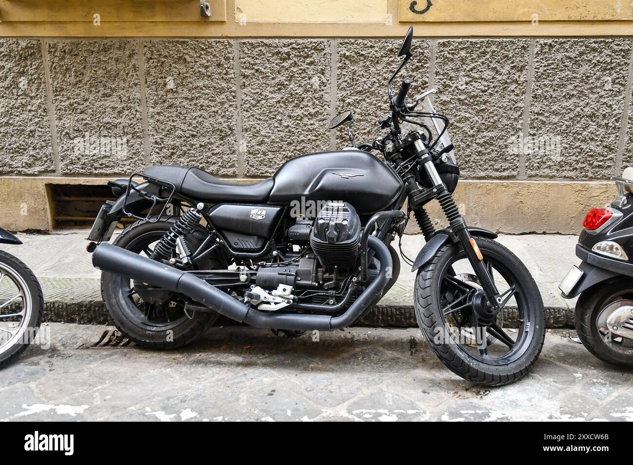 Moto Guzzi V7 Stone moto italiana parcheggiata in una strada di Firenze, Toscana, Italia Foto Stock