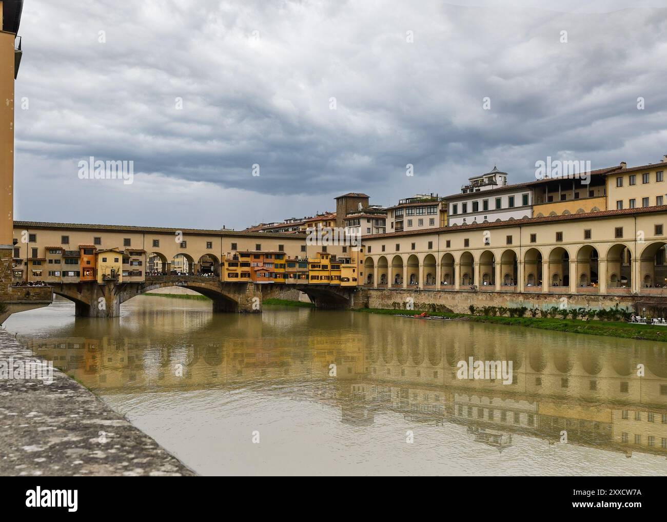 Vista del famoso Ponte Vecchio nel centro storico di Firenze, patrimonio dell'umanità dell'UNESCO, con il corridoio Vasariano, la Toscana, l'Italia Foto Stock