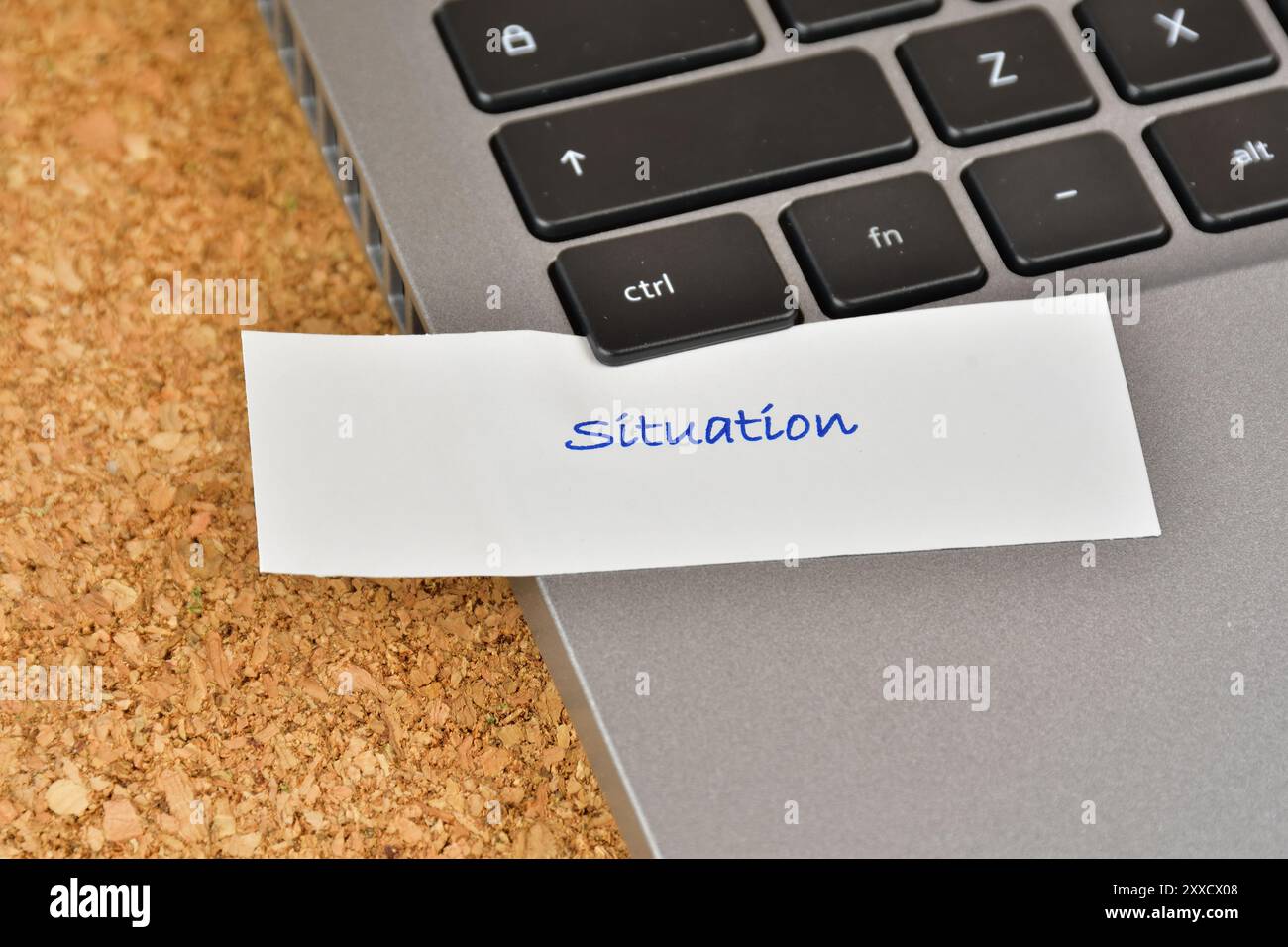 La situazione è sotto controllo. Tastiera del notebook con la parola "situazione" su un white paper sotto il tasto di controllo. Foto Stock