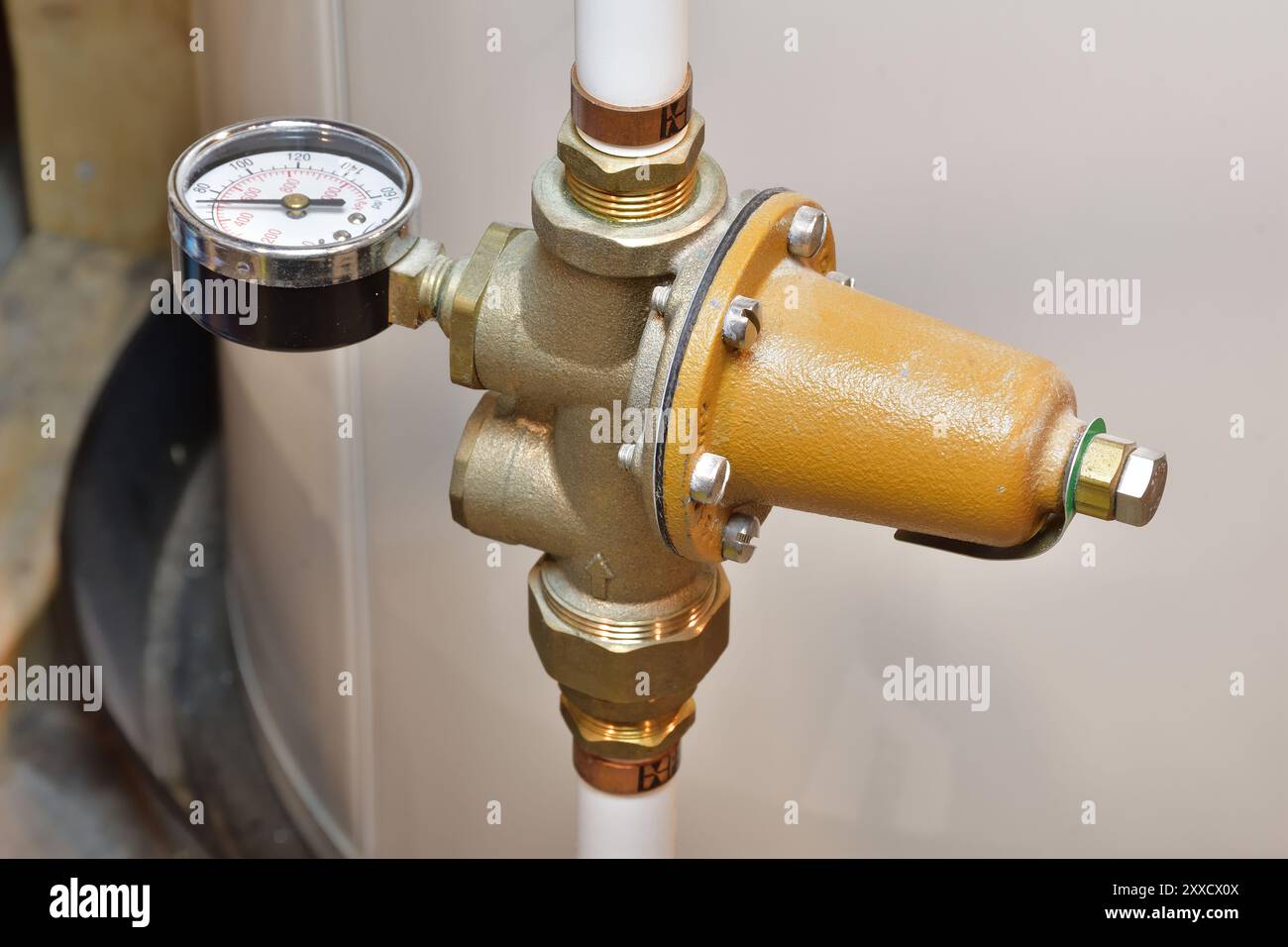 Tubo di alimentazione dell'acqua principale dell'alloggiamento. Regolatore di pressione della tubazione dell'acqua e manometro montati sui tubi PEX bianchi. Punto d'ingresso dell'acqua in città in un edificio. Acqua Foto Stock