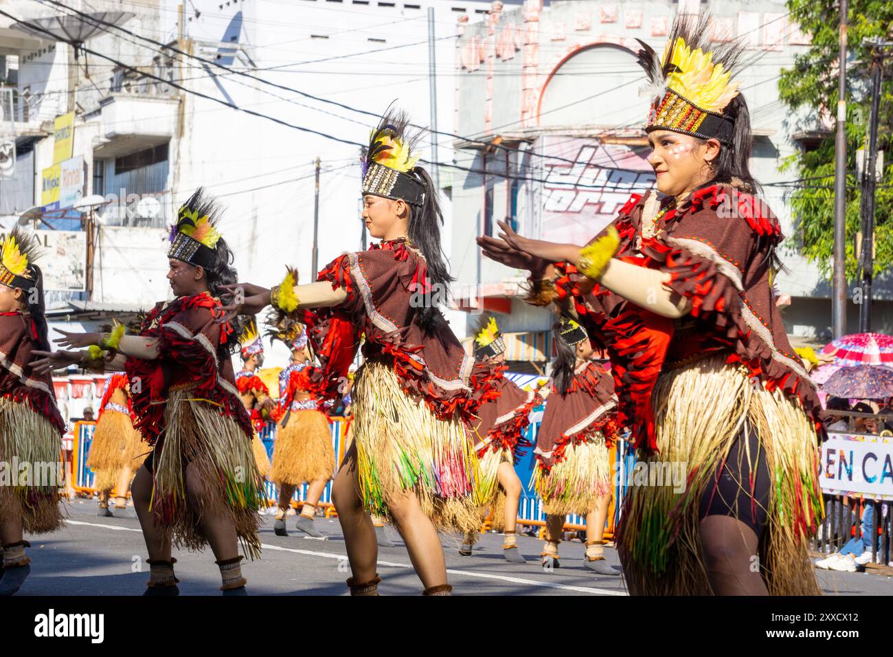 Ri Mamuna Kuri Pasai danzano da Papua Occidentale nel 3° Carnevale DI BEN. Questa danza simboleggia il bene e il male che lottano sempre per conquistare l'anima umana Foto Stock