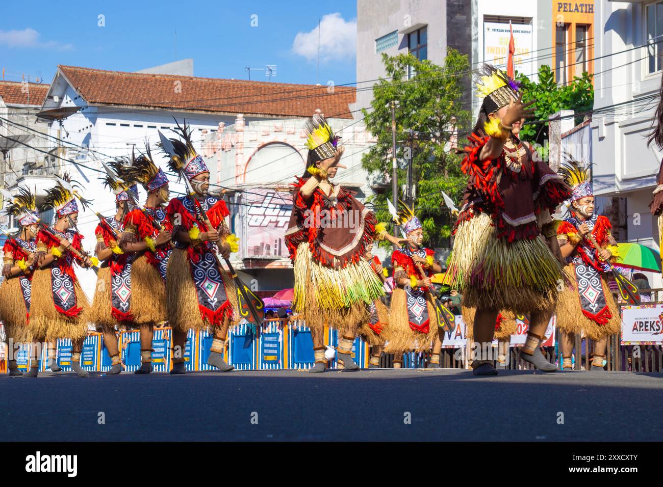 Ri Mamuna Kuri Pasai danzano da Papua Occidentale nel 3° Carnevale DI BEN. Questa danza simboleggia il bene e il male che lottano sempre per conquistare l'anima umana Foto Stock
