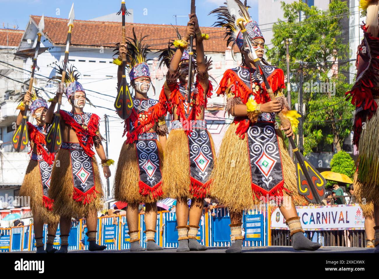 Ri Mamuna Kuri Pasai danzano da Papua Occidentale nel 3° Carnevale DI BEN. Questa danza simboleggia il bene e il male che lottano sempre per conquistare l'anima umana Foto Stock