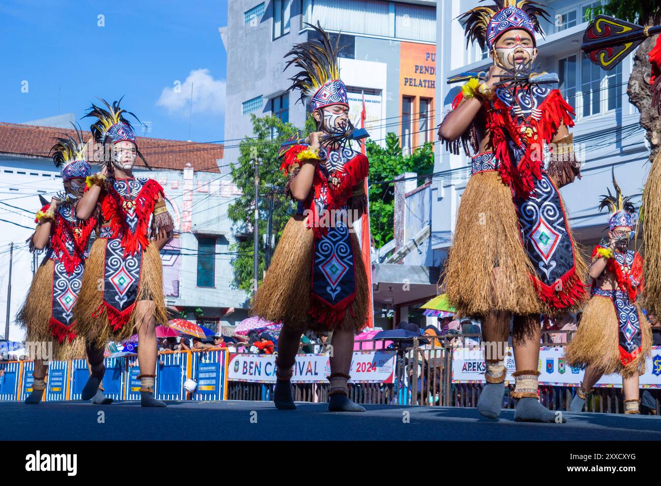 Ri Mamuna Kuri Pasai danzano da Papua Occidentale nel 3° Carnevale DI BEN. Questa danza simboleggia il bene e il male che lottano sempre per conquistare l'anima umana Foto Stock