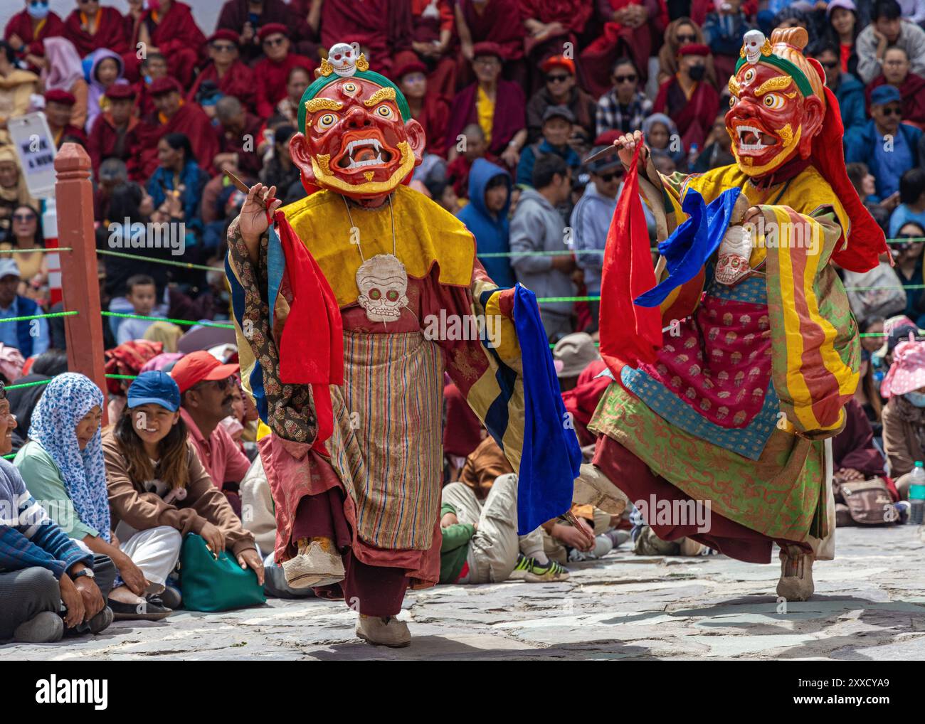 Monaci Ladakhi che indossano costumi tradizionali e che eseguono danza Cham al monastero Hemis di Leh, India, il 17 giugno 2024 Foto Stock