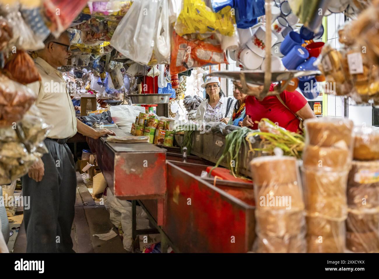 Visitatori presso una bancarella di cibo al banco, Mercado Central de San Jose, San Jose, Costa Rica, America centrale Foto Stock