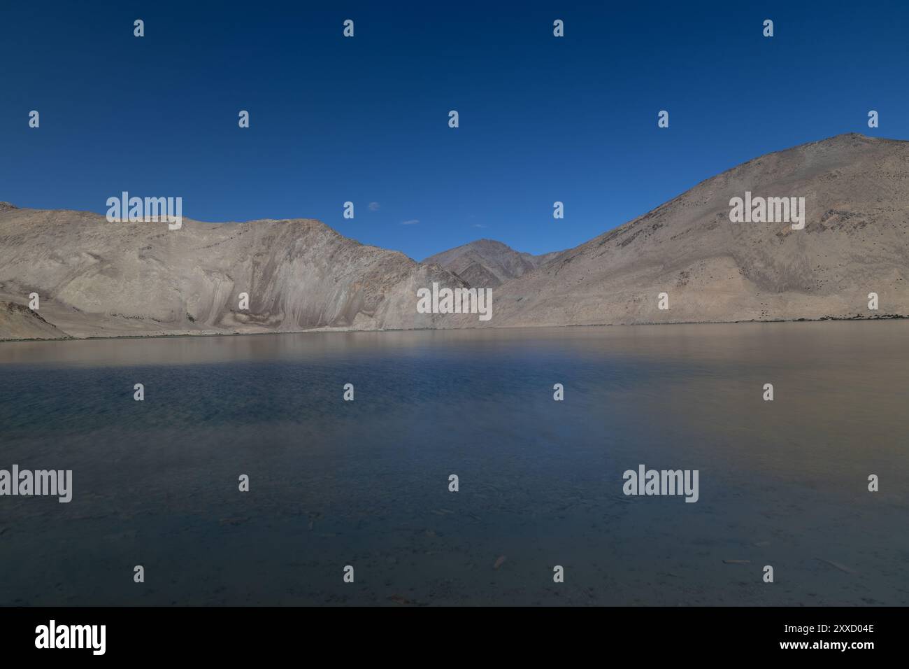 Lunga esposizione di Yayatso, un lago ad alta quota a Ladakh, India. Un nuovo punto caldo di biodiversità con un'attitudine di 4820 metri. Foto Stock