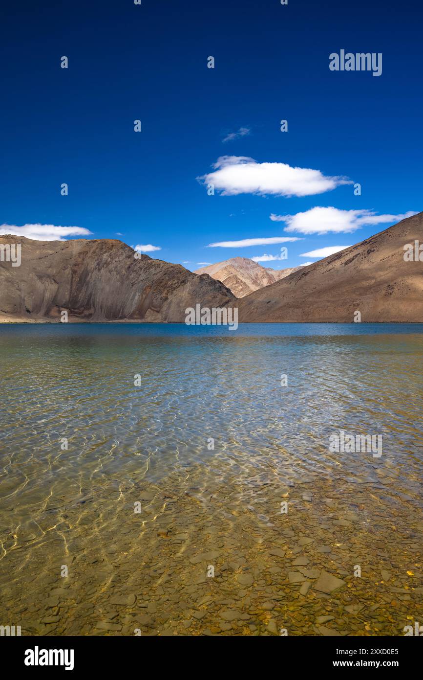 Increspature nelle acque cristalline di Yayatso, un lago ad alta quota a Ladakh, India. Un nuovo punto caldo di biodiversità con un'attitudine di 4820 metri. Foto Stock
