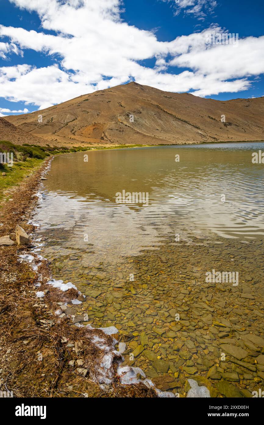 Formazione di acqua salata sulle rive di Yayatso, un lago ad alta quota a Ladakh, India. Un nuovo punto caldo di biodiversità con un'attitudine di 4820 metri. Foto Stock