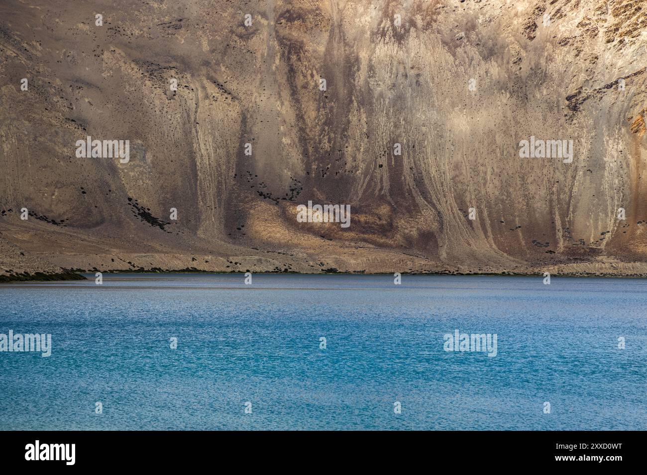 Increspature nelle acque cristalline di Yayatso, un lago ad alta quota a Ladakh, India. Un nuovo punto caldo di biodiversità con un'attitudine di 4820 metri. Foto Stock