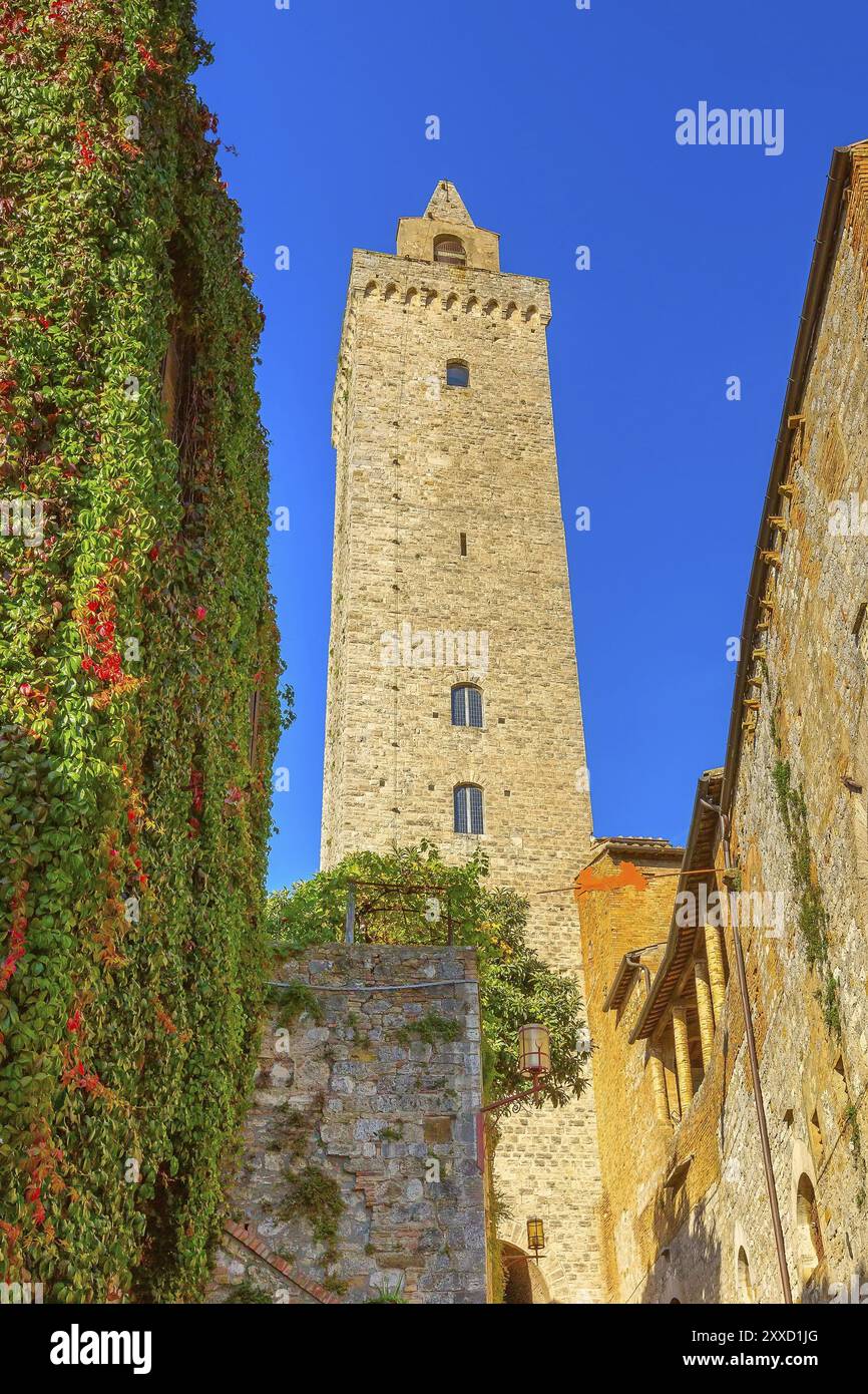 San Gimignano, Toscana, Italia antica torre medevale in tipica città toscana, meta turistica molto apprezzata Foto Stock