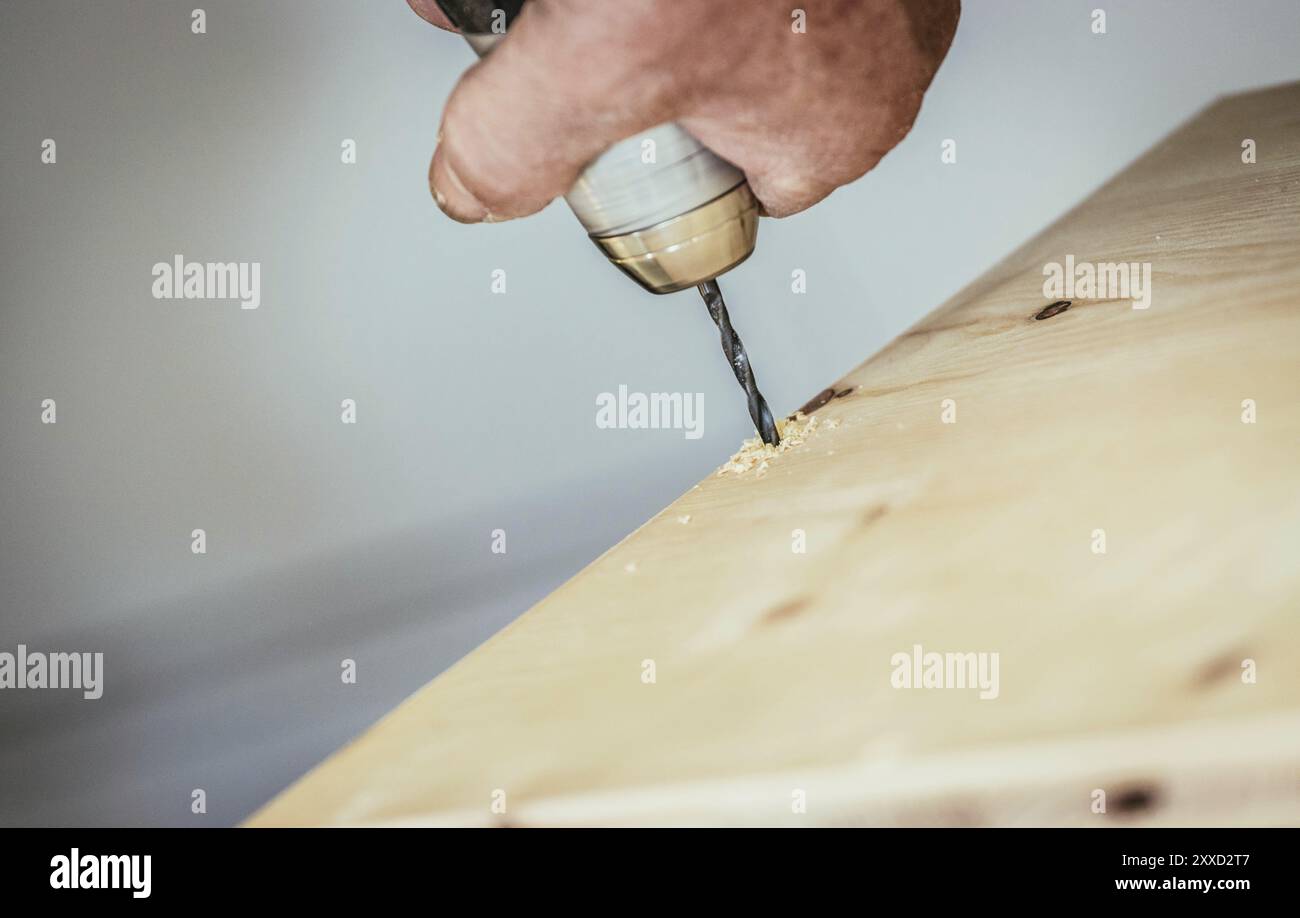 Artigiano è la foratura in legno con macchina perforatrice Foto Stock