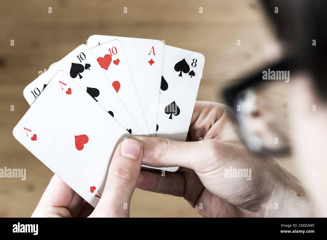 L uomo è il gioco di carte, spaccato di sue mani Foto Stock