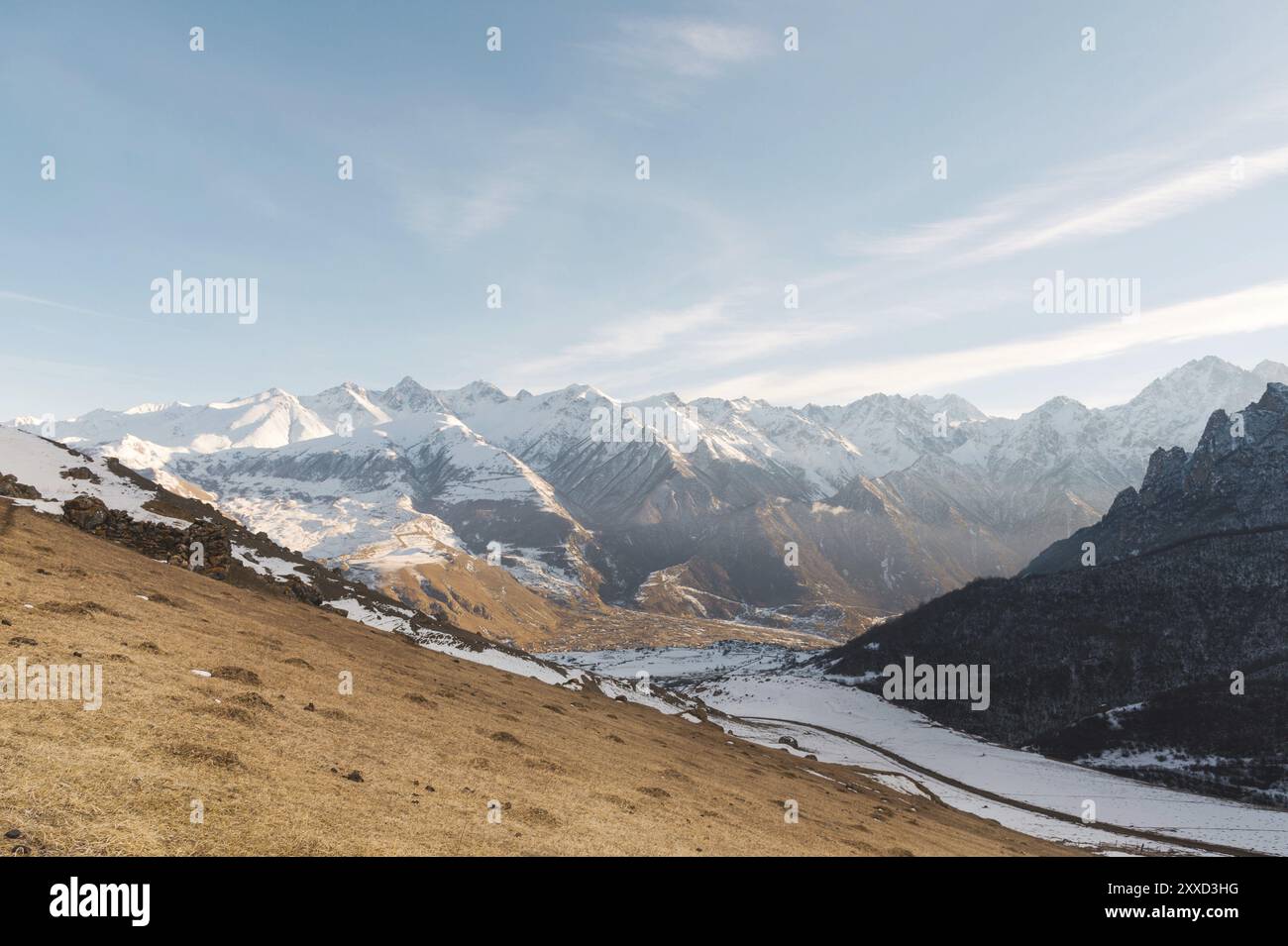 Montagne caucasiche. Rock Likoran nell'alta Balkaria tra le nuvole. Paesaggio invernale di montagne calve. Il concetto di luoghi per la montagna professionale Foto Stock