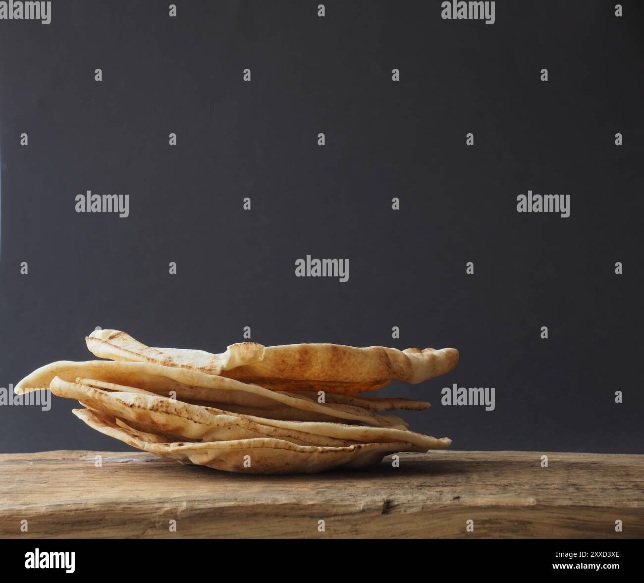 Gustosa flatbread impilati su una cucina in legno tavolo, spazio per il testo su un background blackboard Foto Stock