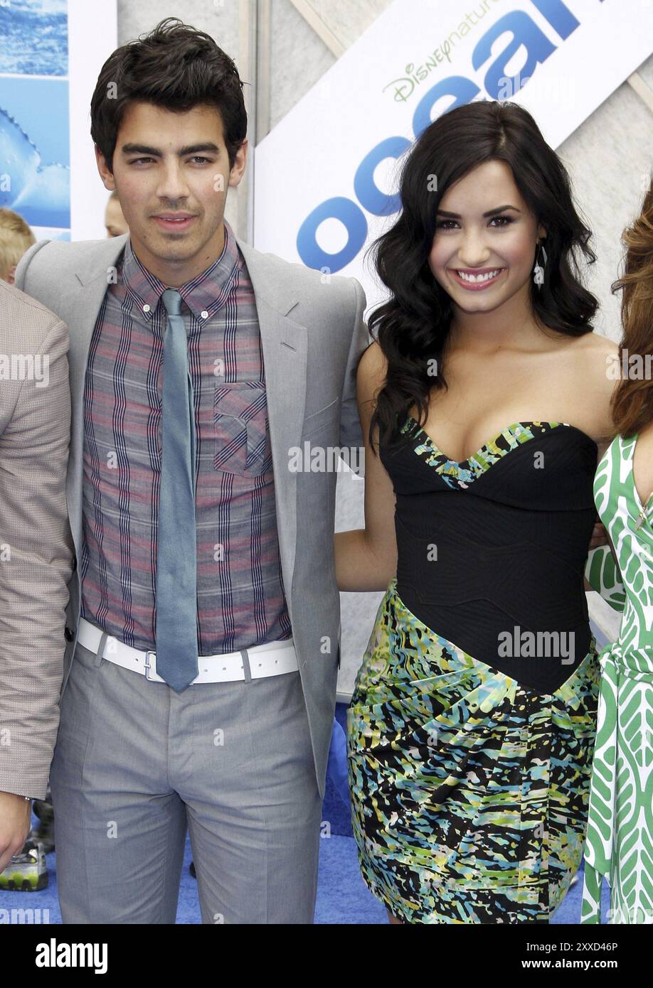 Joe Jonas e Demi Lovato alla prima di "Oceans" di Los Angeles tenutasi all'El Capitan Theater di Hollywood, USA il 17 aprile 2010 Foto Stock