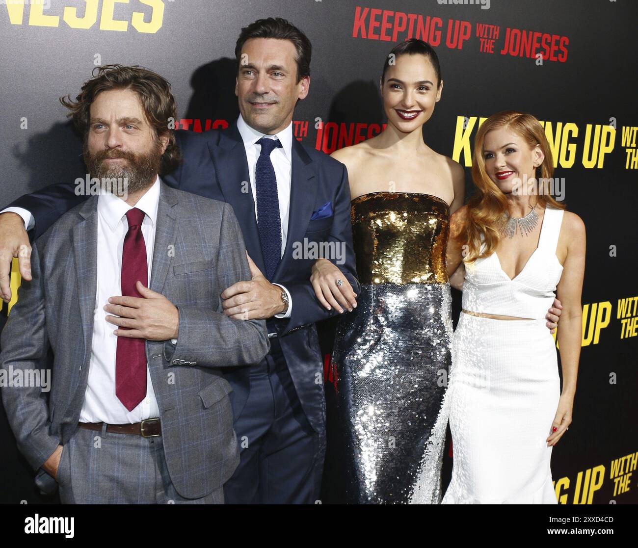 Zach Galifianakis, Isla Fisher, Jon Hamm e Gal Gadot alla prima di Los Angeles di "Keeping Up with the Joneses" tenutasi presso i Fox Studios di Los Ang Foto Stock