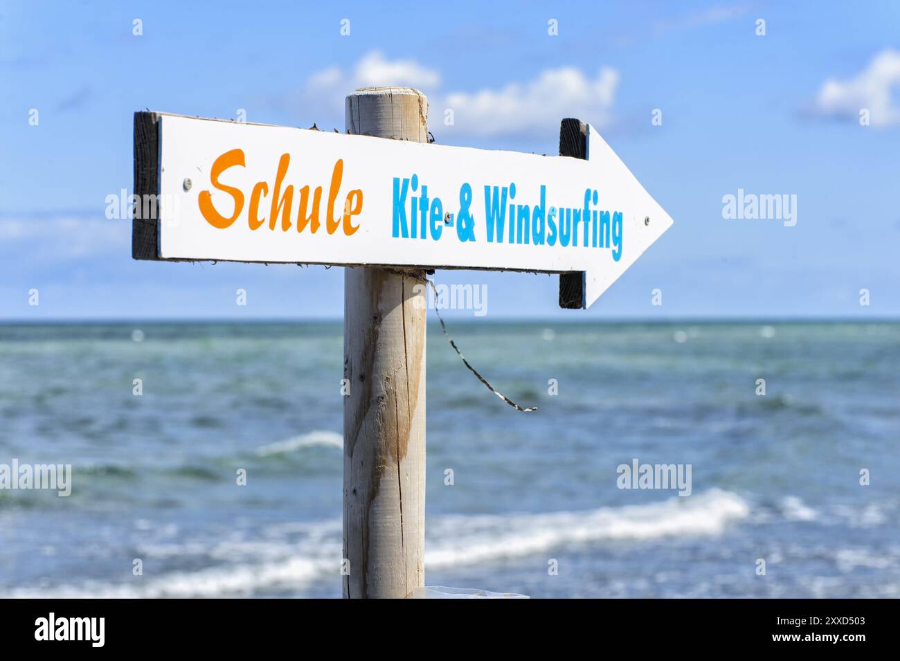 Insegna scuola di surf sulla spiaggia del Mar Baltico Foto Stock