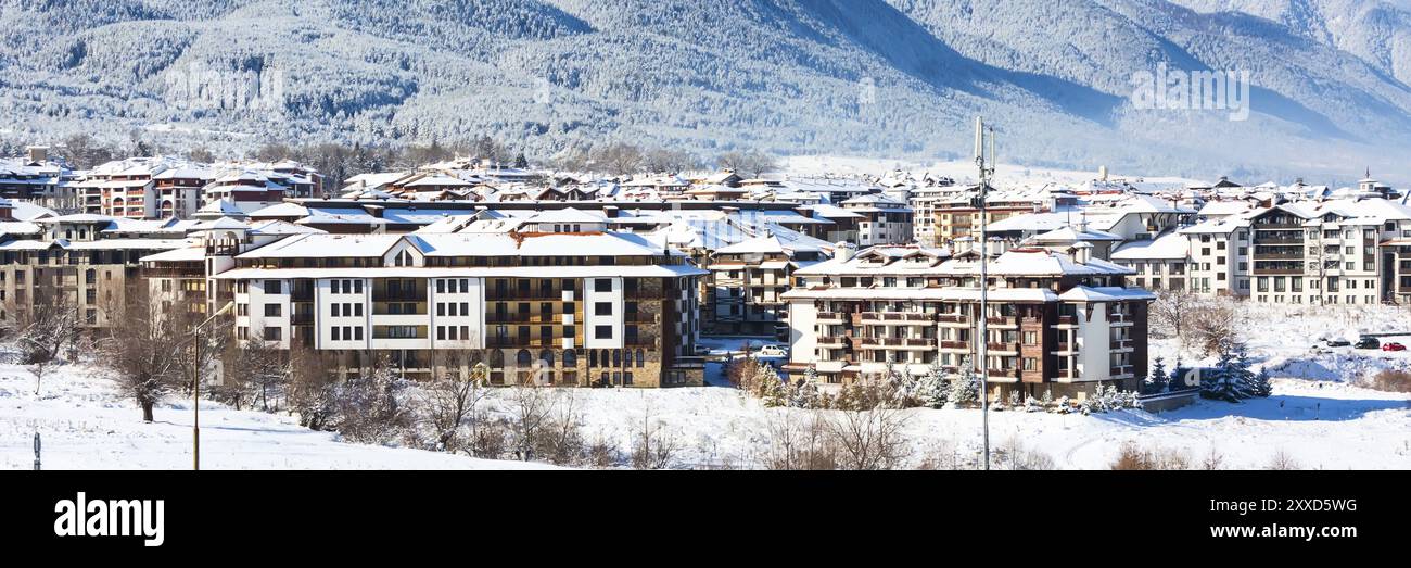 Chalet in legno, case e paesaggi di montagne innevate nella località sciistica bulgara di Bansko, Bulgaria, Europa Foto Stock