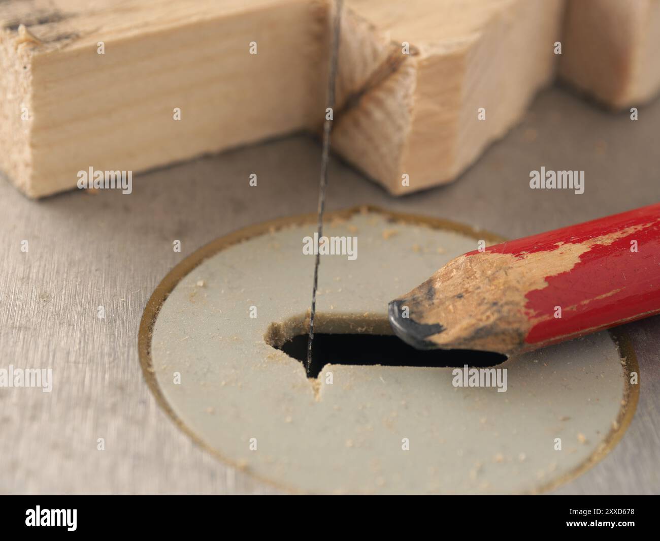 Lavorazione del legno concetto con una sega di scorrimento, rendendo un di legno Decorazione per albero di Natale Foto Stock