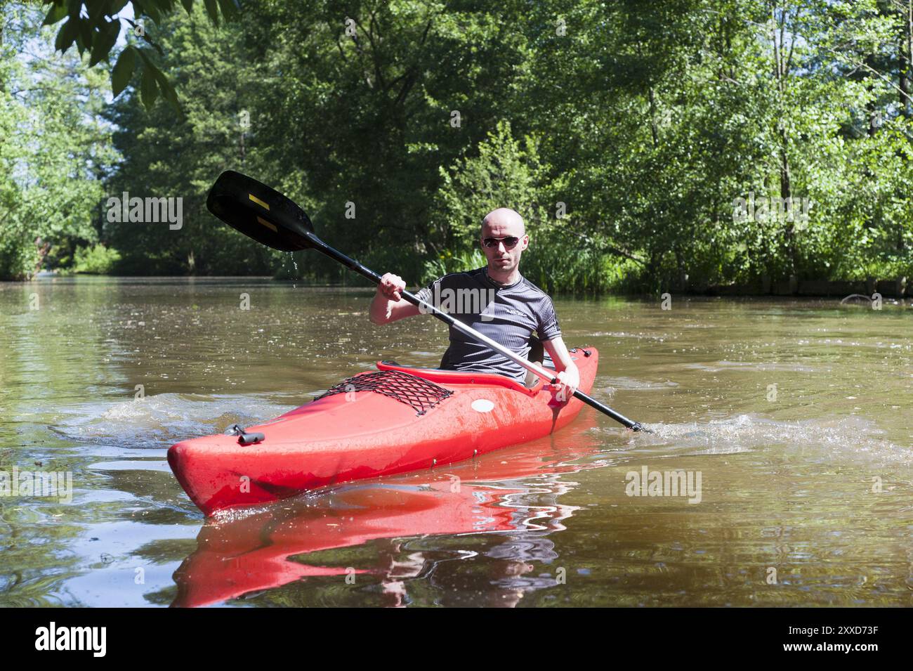 Giovane con la canoa nello Spreewald Foto Stock