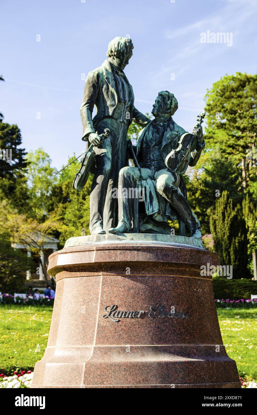 Baden bei Wien, Vienna, Austria, 25.04.2015: Monumento ai grandi compositori austriaci Lanner e Strauss a Baden vicino Vienna. Austria, Europa Foto Stock