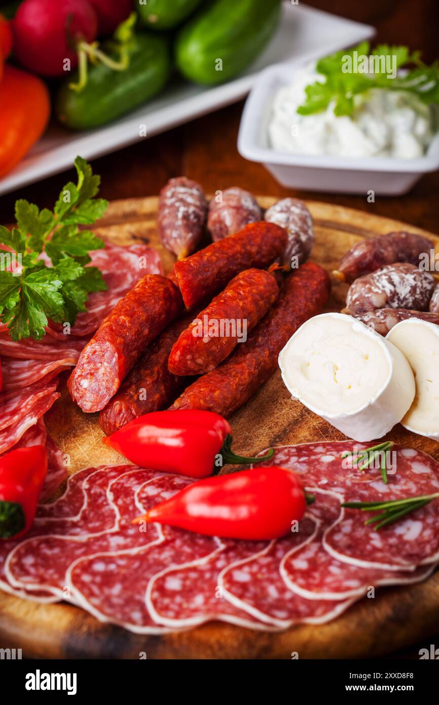 Antipasti e piatto di catering con diverse carni e prodotti di formaggio Foto Stock