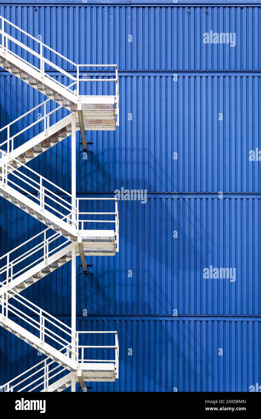 Scala di emergenza bianca con sfondo blu Foto Stock