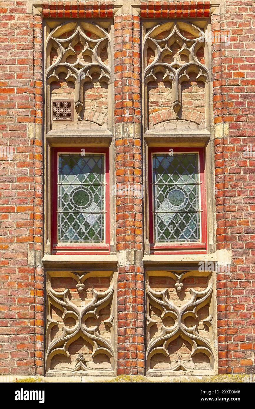 Finestre di tradizionale edificio in mattoni medievali esterno nella destinazione belga Bruges, Belgio, Europa Foto Stock