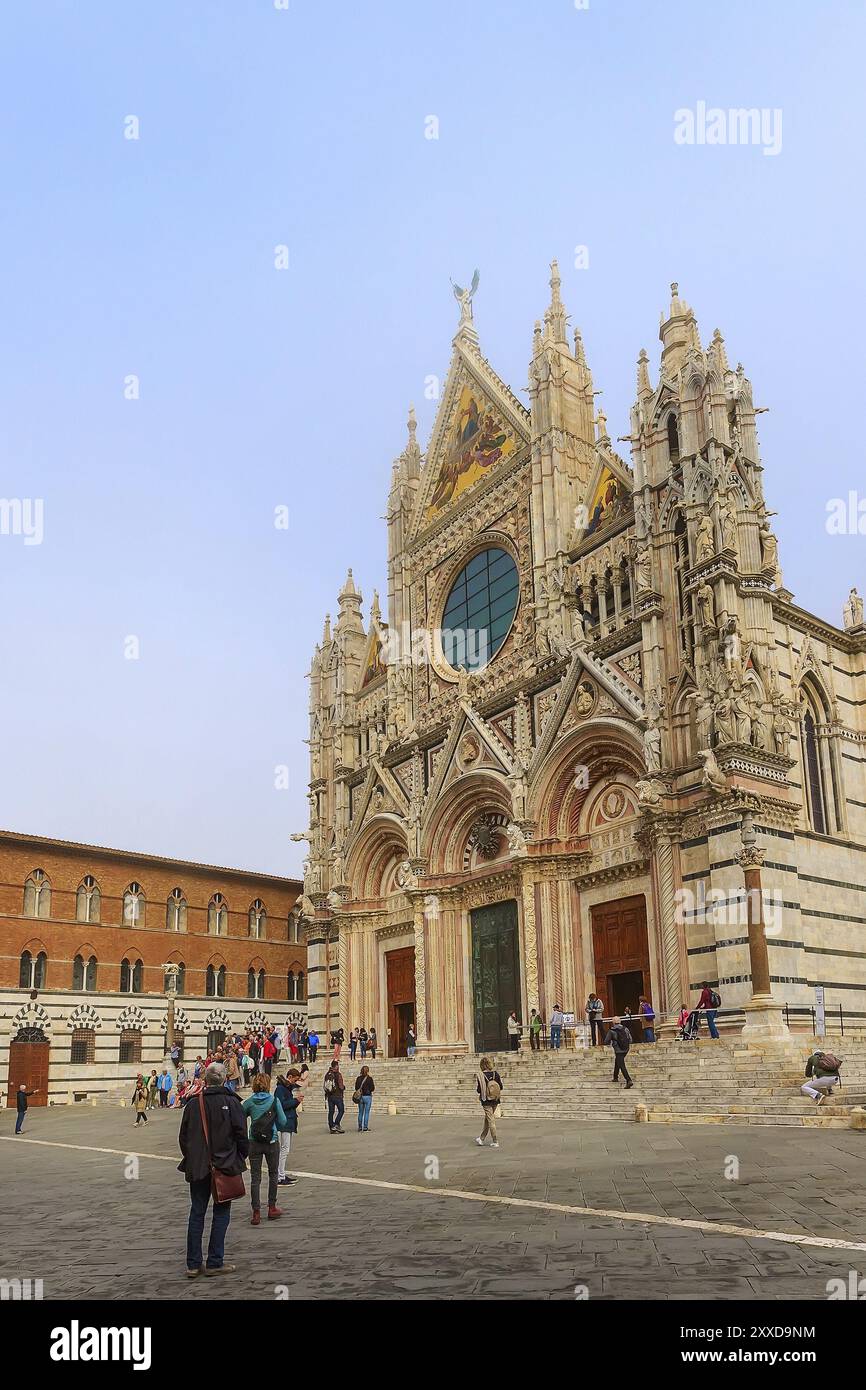 Siena, Italia, 25 ottobre 2018: Monumento della Toscana, Duomo di Siena e turisti, Europa Foto Stock