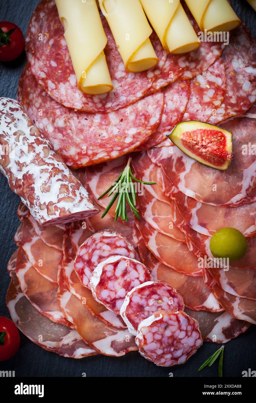 Antipasti e piatto di catering con diverse carni e prodotti di formaggio Foto Stock