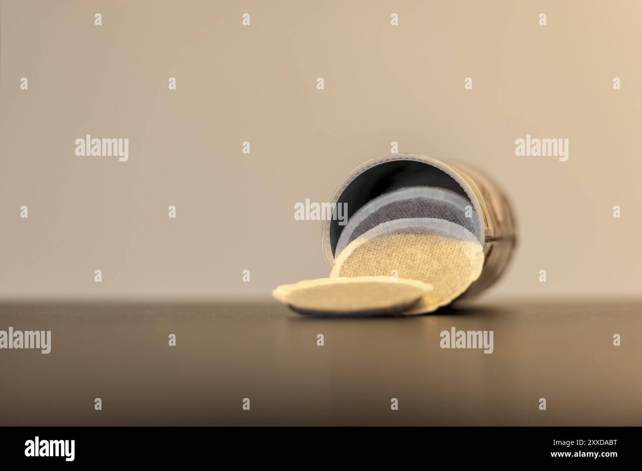Le cialde di caffè scivolano fuori da una teglia aperta sul tavolo Foto Stock