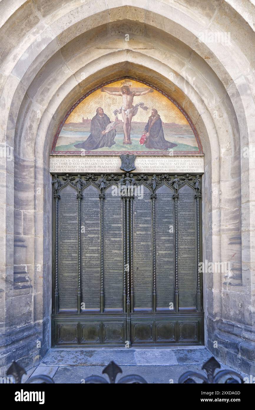 99 tesi sulla porta della Chiesa del Castello, Wittenberg, Sassonia-Anhalt, Germania, Europa Foto Stock