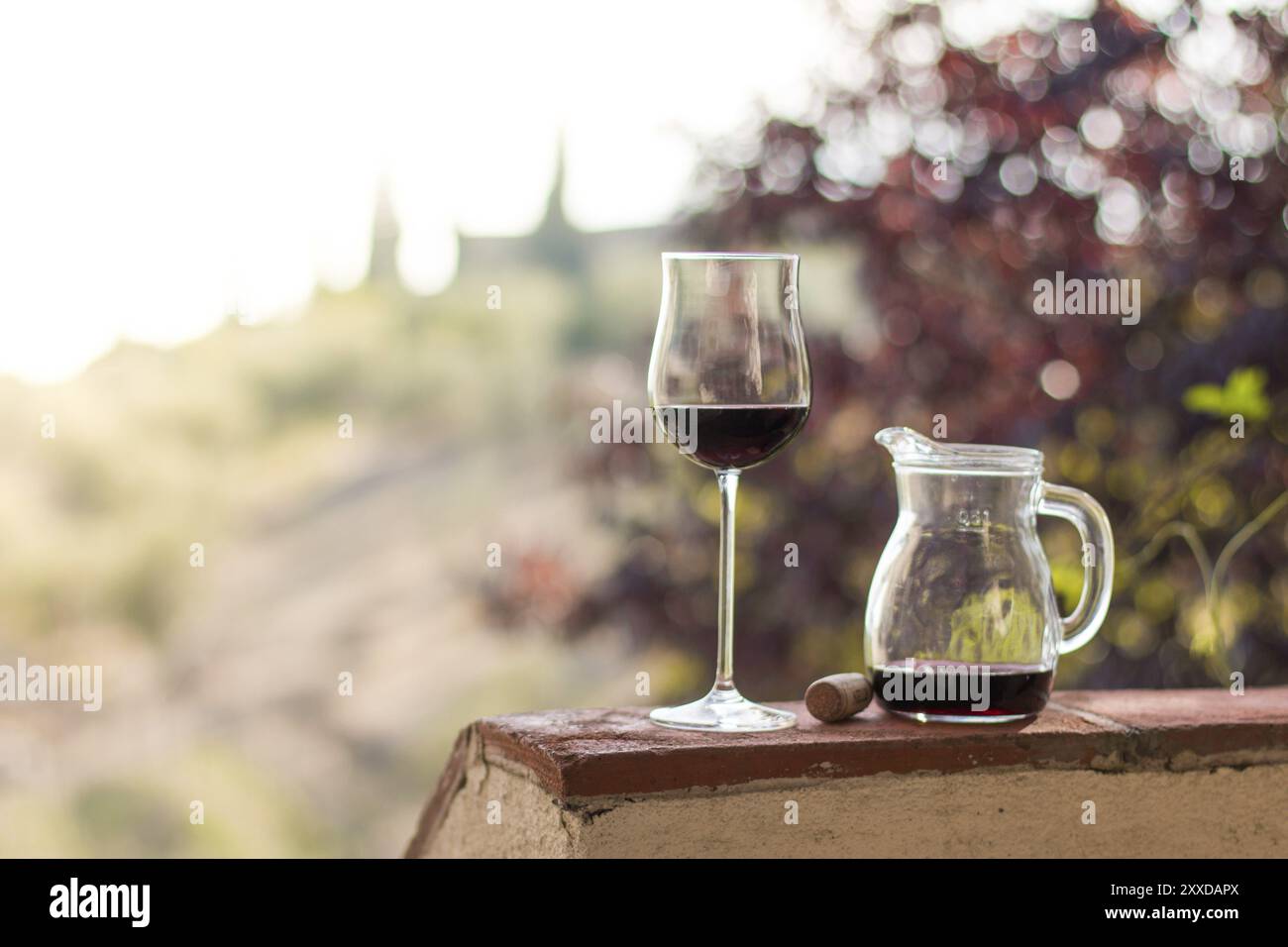 Gusta un bicchiere di vino rosso in Toscana, Italia. Vigneti sfocati sullo sfondo Foto Stock