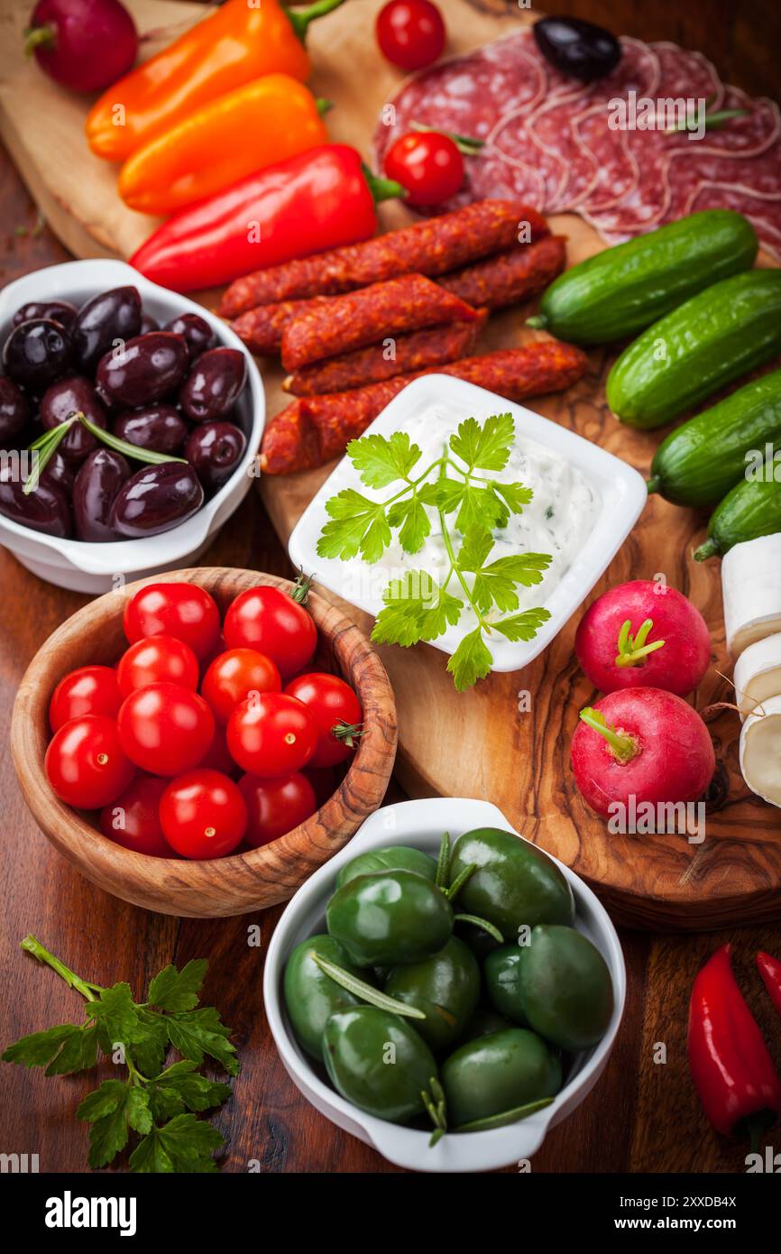 Verdure crude, yogurt dip e di antipasti Foto Stock