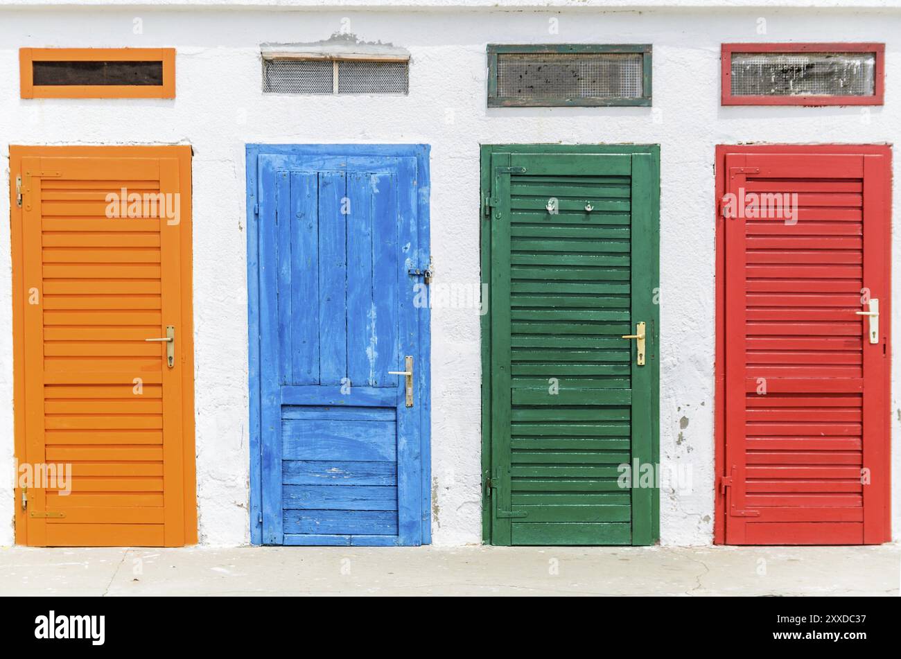 Porte colorate dipinta di arancione blu verde e rosso Foto Stock