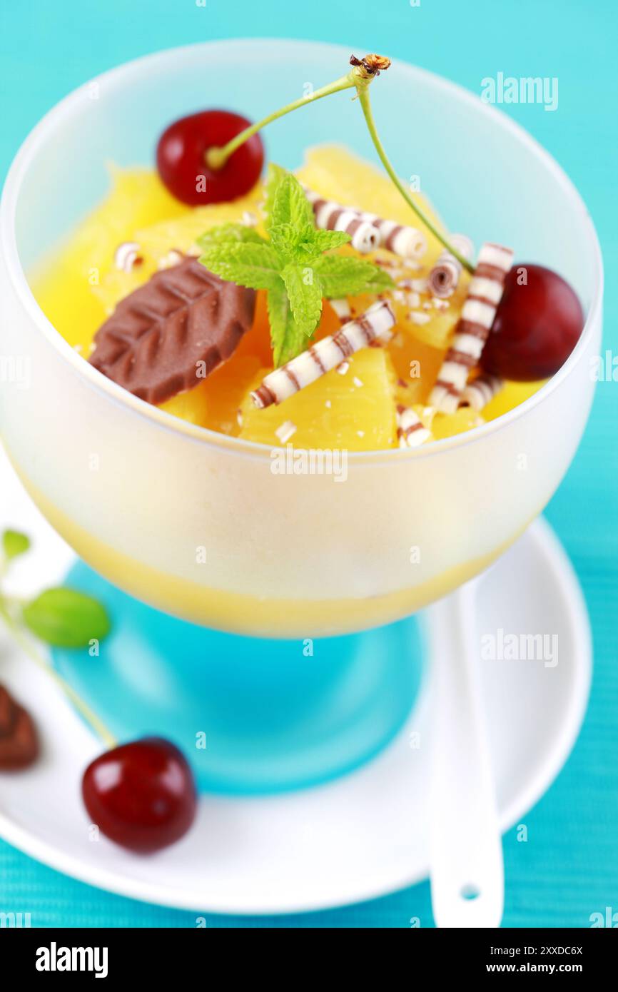 Ananas dessert con cherry, cioccolato e menta Foto Stock