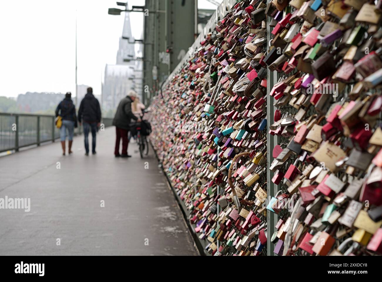 Lucchetti di coppie innamorate sul ponte Hohenzollern di Colonia Foto Stock