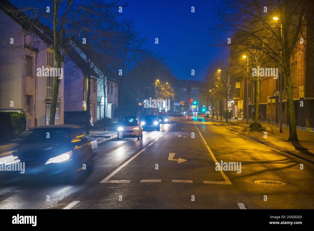 Traffico stradale serale Foto Stock