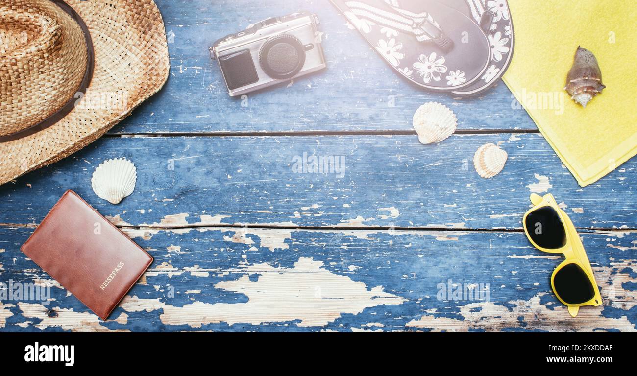 Sfondo estivo: Concetto di viaggio di piacere in estate: Cappello di paglia, occhiali da sole, conchiglie, macchina fotografica d'epoca, passaporto e infradito. Copia spazio Foto Stock