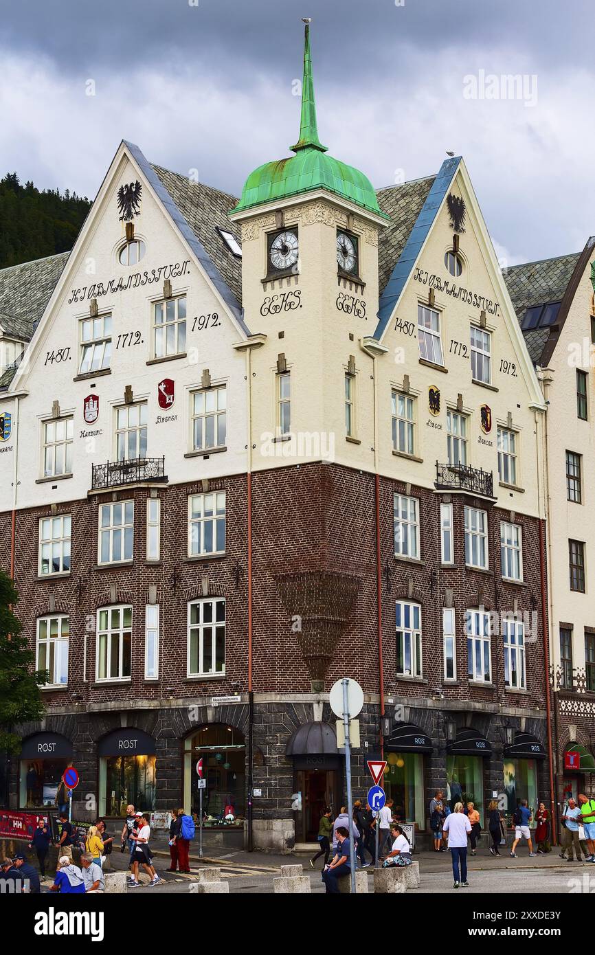 Bergen, Norvegia, 30 luglio 2018: Vista sulla strada della città con il vecchio molo di Bryggen, gente e case tradizionali colorate, Europa Foto Stock