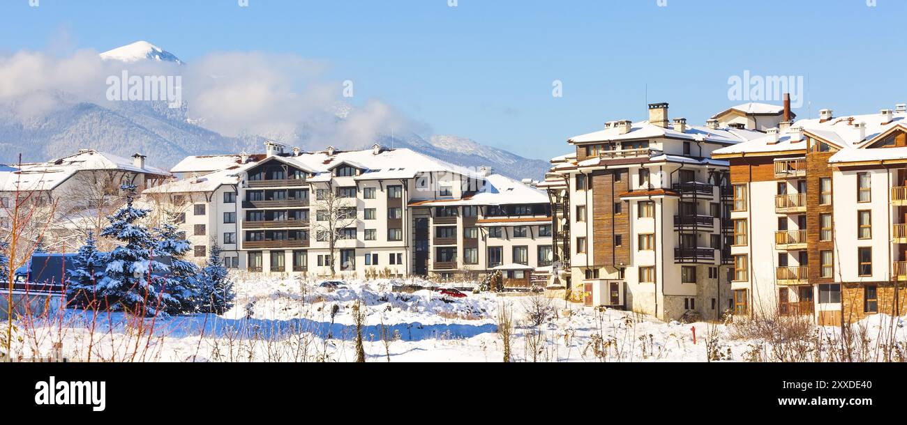 Chalet in legno, case e paesaggi di montagne innevate nella località sciistica bulgara di Bansko, Bulgaria, Europa Foto Stock