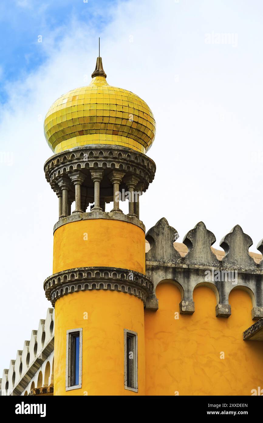 Sintra, Portogallo landmark, giallo torre in pena Palace close-up della vista di dettaglio Foto Stock