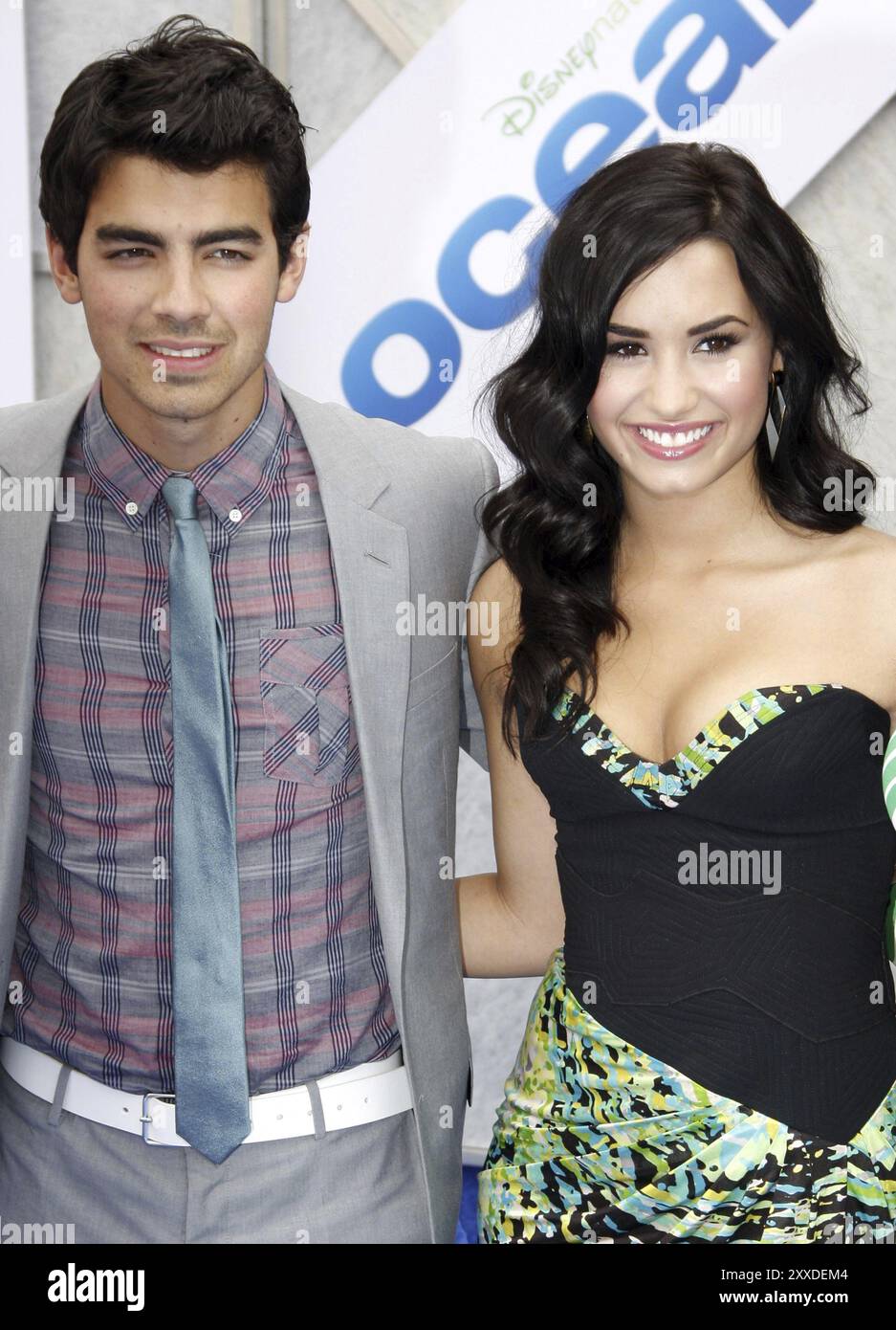 Joe Jonas e Demi Lovato alla prima di "Oceans" di Los Angeles tenutasi all'El Capitan Theater di Hollywood, USA il 17 aprile 2010 Foto Stock