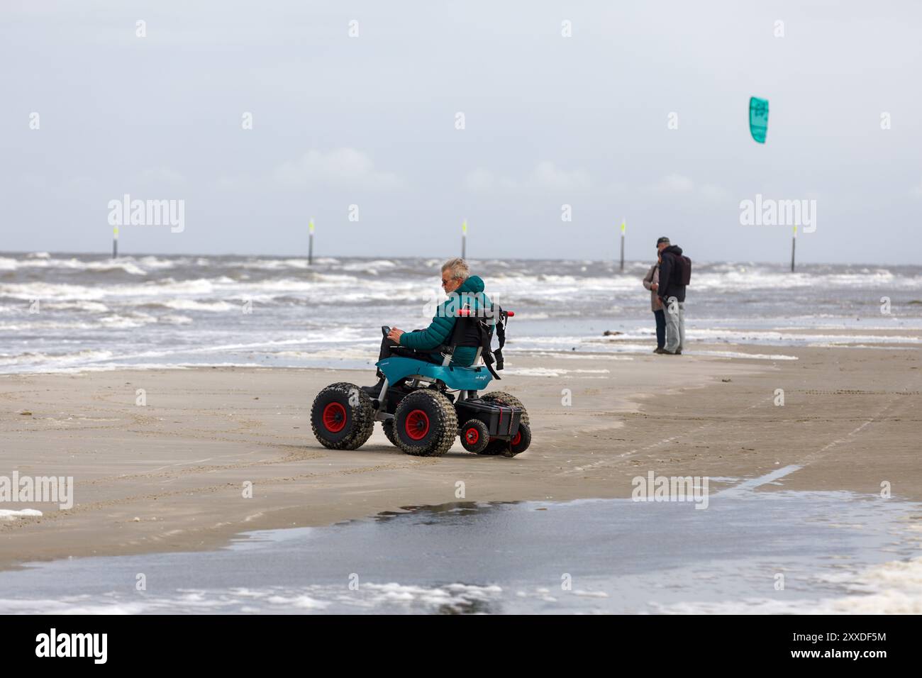 Uomo con handicap sulla spiaggia con sedia a rotelle, Sankt-Peter-Ording, Schleswig-Holstein Foto Stock