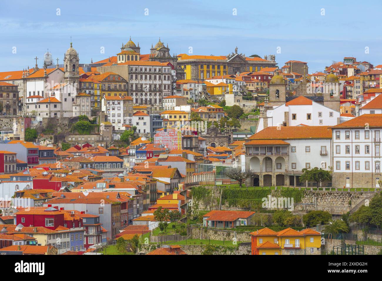 Porto, Portogallo città vecchia Ribeira vista aerea con coloratissime case tradizionali Foto Stock